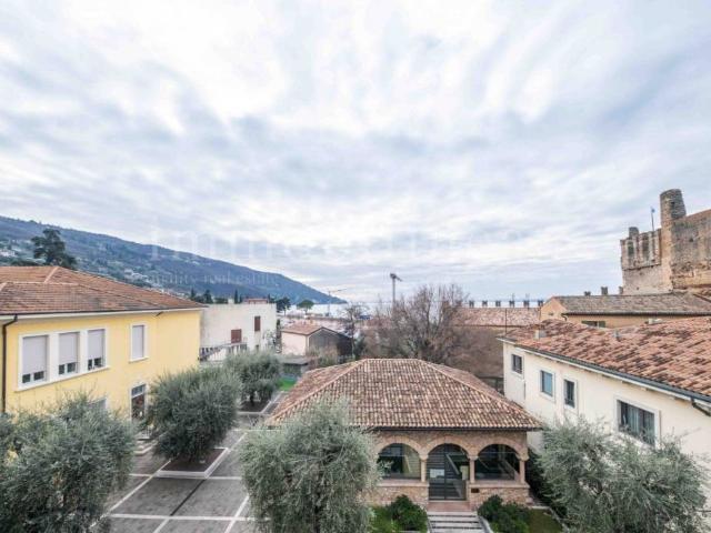 Palazzo in vendita a Torri del Benaco via Fratelli Lavanda