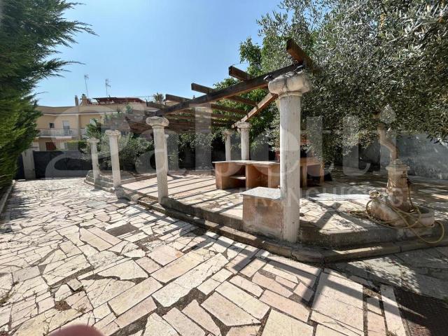 Palazzo in vendita a Canosa Di Puglia