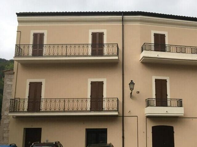 Palazzo in vendita a Isola del Gran Sasso d'Italia, centro storico