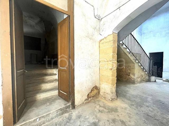 Palazzo in vendita a Lizzanello