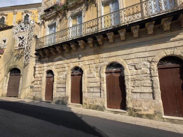 Palazzo in vendita a Ragusa, Ibla