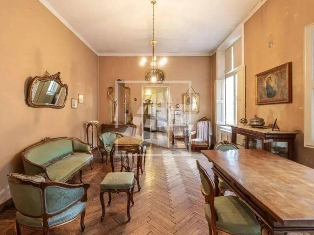 Palazzo in vendita a Reggio Emilia