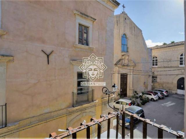 Palazzo in vendita a Siracusa via San Pietro, Ortigia