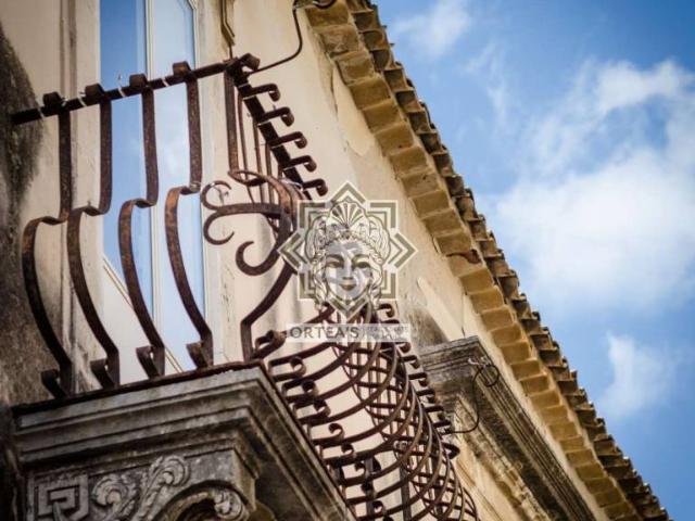 Palazzo in vendita a Siracusa via San Pietro, Ortigia