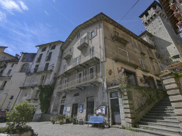 Palazzo Piazza Gallenga 12 22 vani 650mq