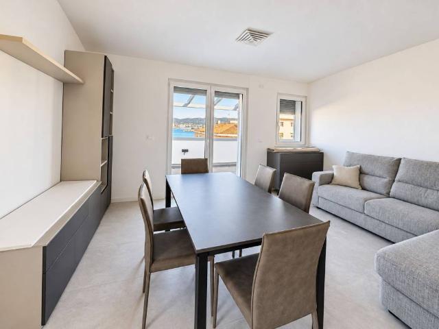 Palazzo / Stabile in affitto a Muggia TS