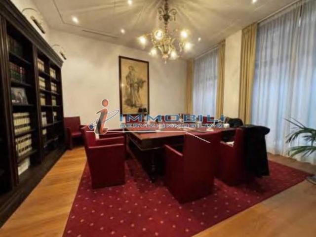 Palazzo / Stabile in affitto a Milano MI