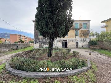 Palazzo / Stabile in affitto a Montecorvino Rovella SA