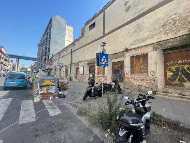 Palazzo / Stabile in affitto a Napoli NA