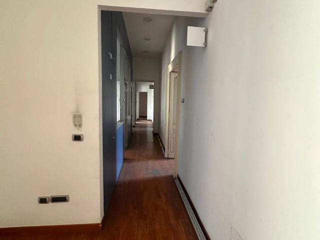 Palazzo / Stabile in affitto a Napoli NA