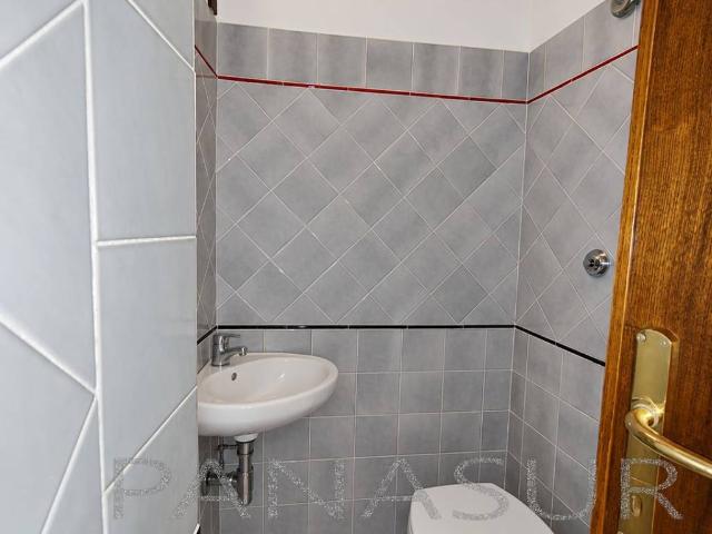 Palazzo / Stabile in affitto a Albano Laziale RM