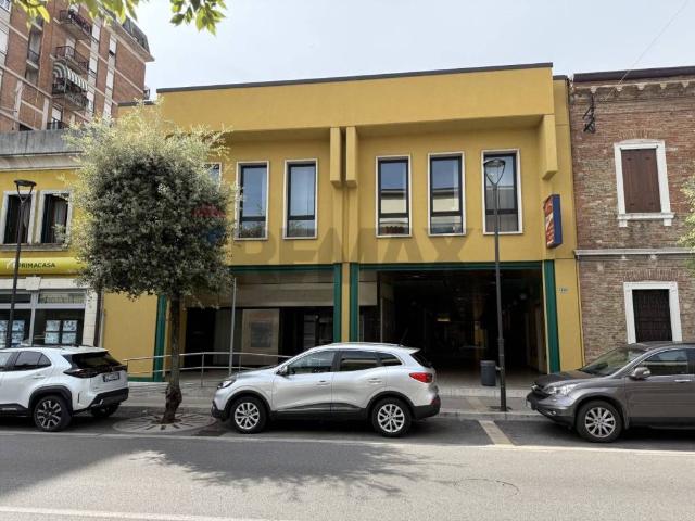 Palazzo / Stabile in affitto a Bovolone VR