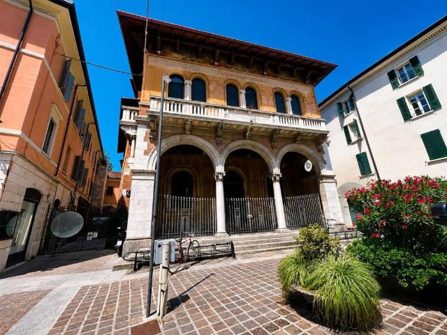 Palazzo / Stabile in affitto a Brescia BS