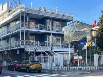 Palazzo / Stabile in affitto a Cesano Boscone MI