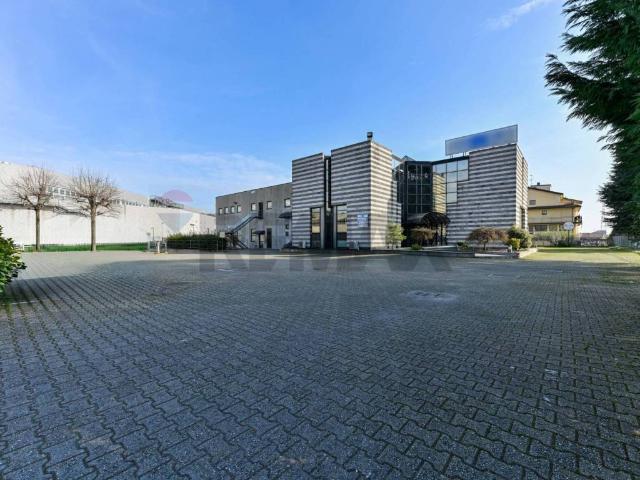 Palazzo / Stabile in affitto a Cernusco sul Naviglio MI