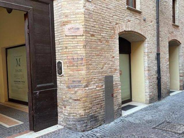 Palazzo / Stabile in affitto a Fano PU
