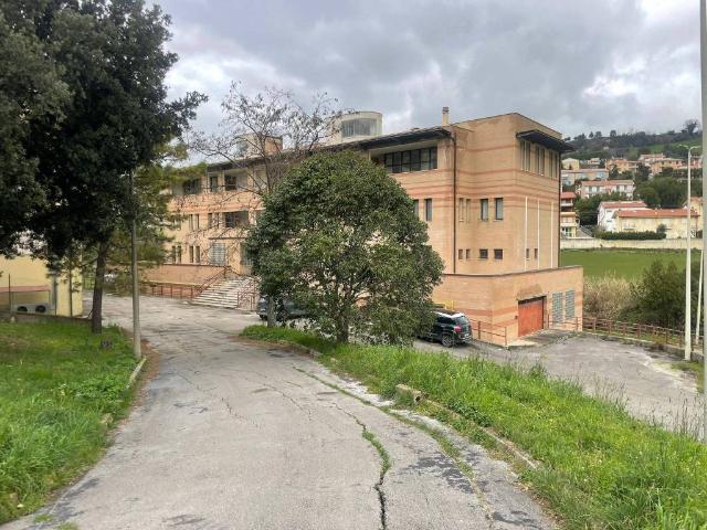 Palazzo / Stabile in affitto a Fermo FM
