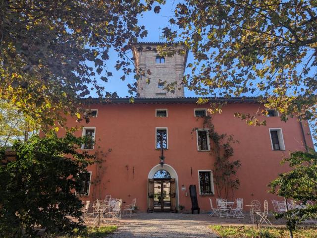 Palazzo / Stabile in affitto a Imola BO