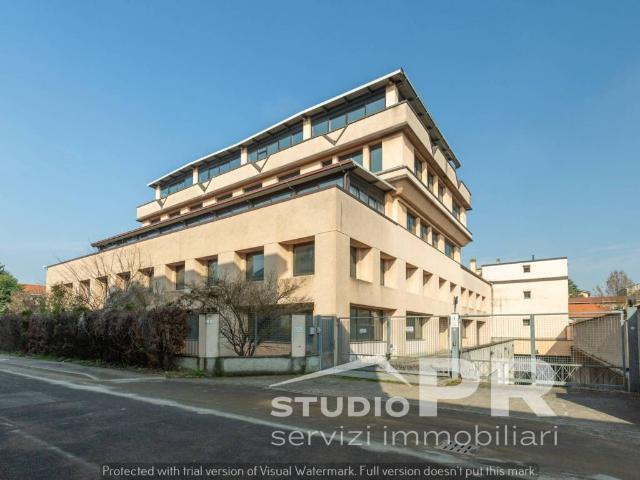 Palazzo / Stabile in affitto a Lissone MB