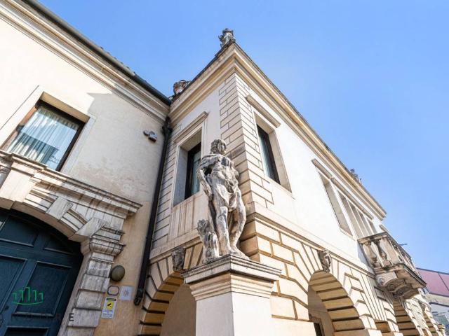 Palazzo / Stabile in affitto a Padova PD