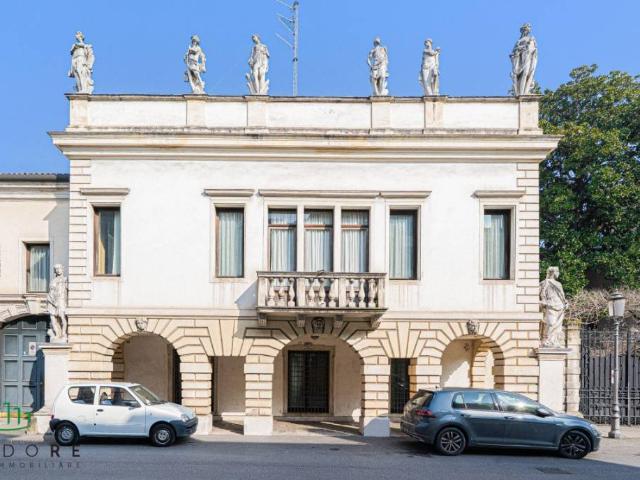 Palazzo / Stabile in affitto a Padova PD