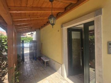 Palazzo / Stabile in affitto a Pomezia RM