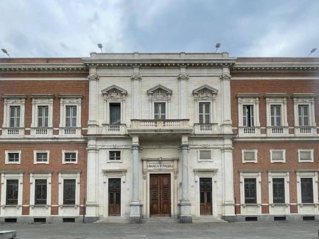 Palazzo / Stabile in affitto a Reggio Emilia RE