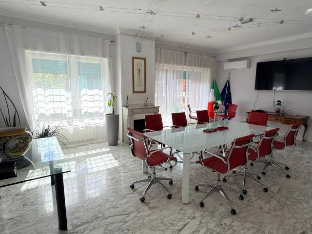 Palazzo / Stabile in affitto a Roma RM