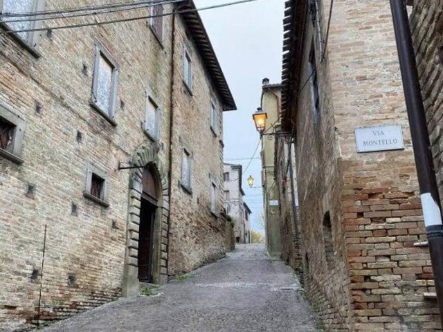Palazzo / Stabile in affitto a San Lorenzo in Campo PU