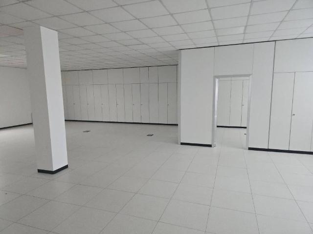 Palazzo / Stabile in affitto a Settimo Milanese MI