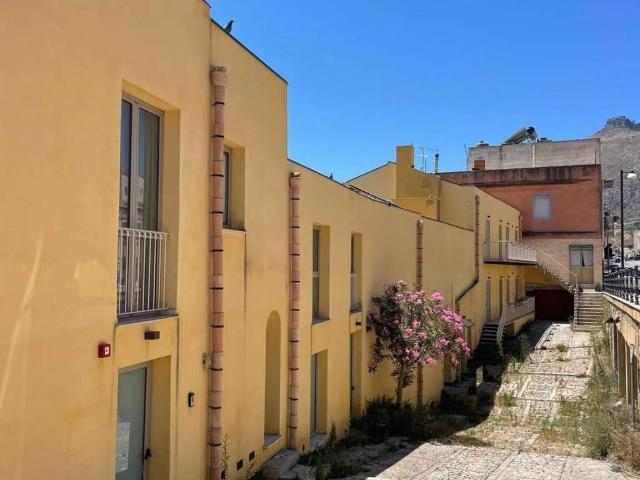 Palazzo / Stabile in affitto a Valderice TP