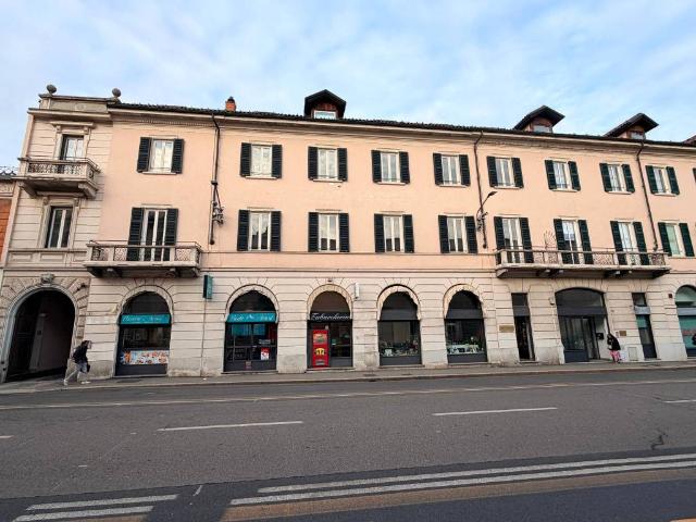 Palazzo / Stabile in affitto a Varese VA