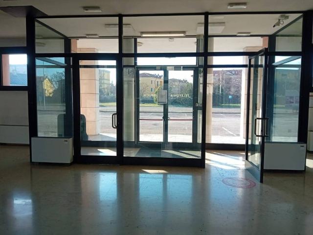 Palazzo / Stabile in affitto a Verona VR