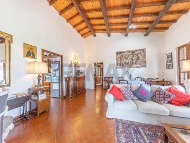 Palazzo / Stabile in vendita a Magliano Sabina RI