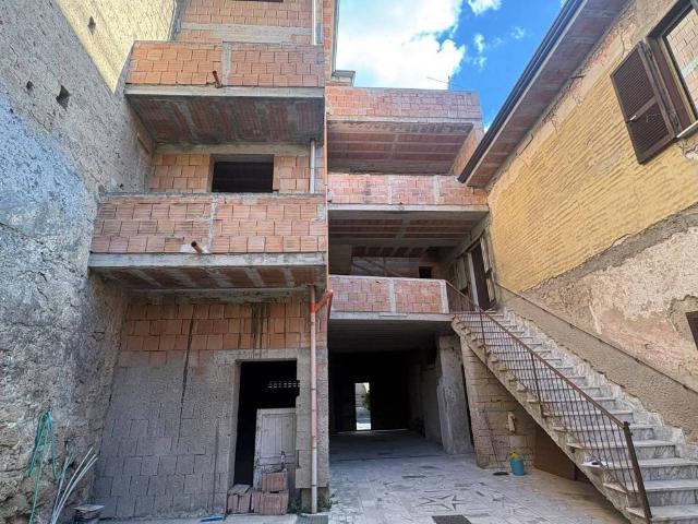 Palazzo / Stabile in vendita a Maddaloni CE