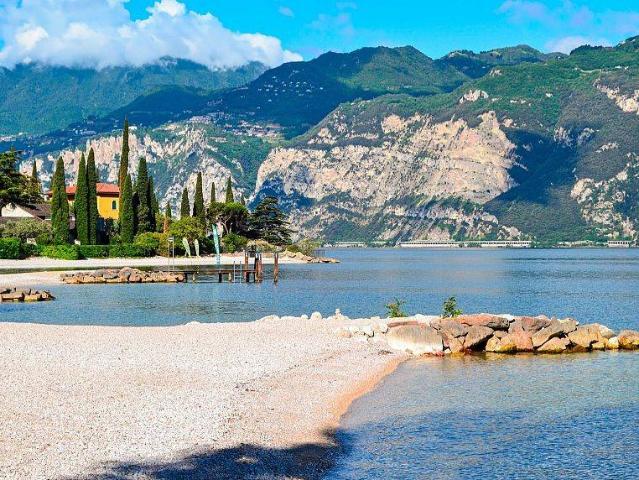 Palazzo / Stabile in vendita a Torri del Benaco VR