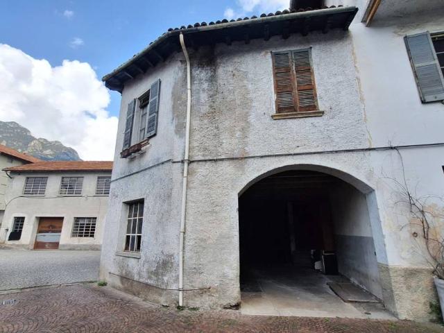 Palazzo / Stabile in vendita a Mandello del Lario LC
