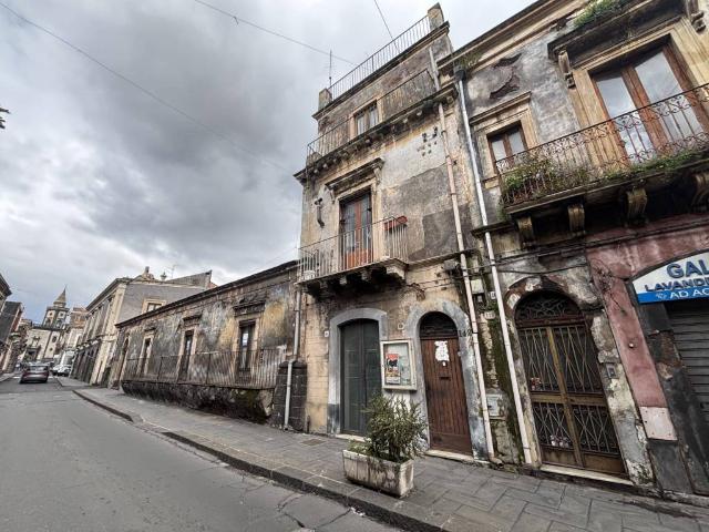 Palazzo / Stabile in vendita a Mascalucia CT
