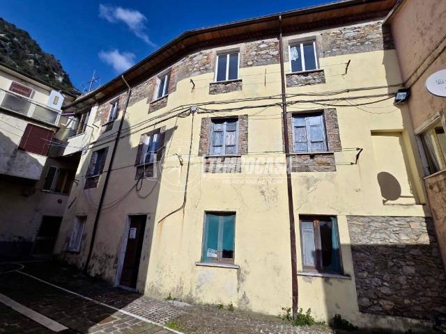 Palazzo / Stabile in vendita a Massa MS