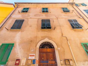 Palazzo / Stabile in vendita a Massa MS