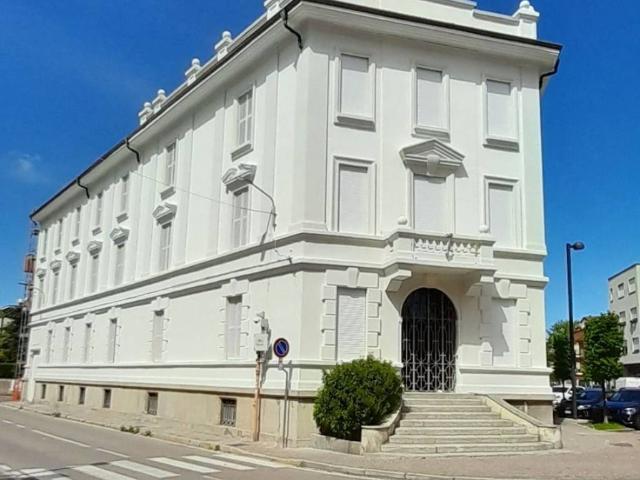 Palazzo / Stabile in vendita a Mariano Comense CO