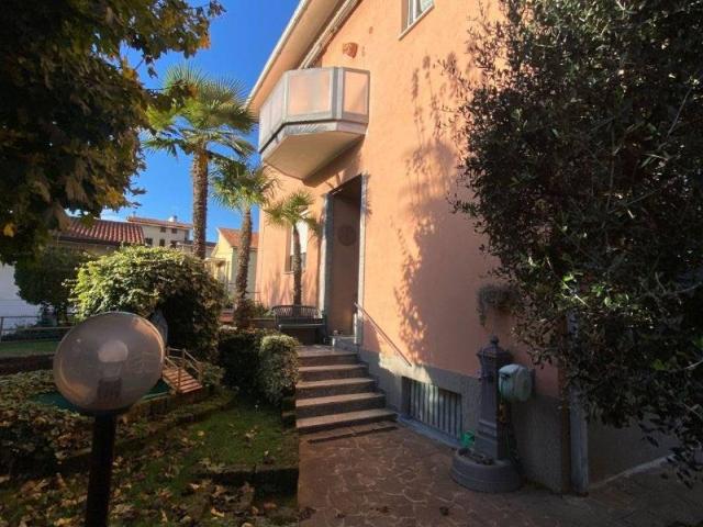 Palazzo / Stabile in vendita a Mariano Comense CO