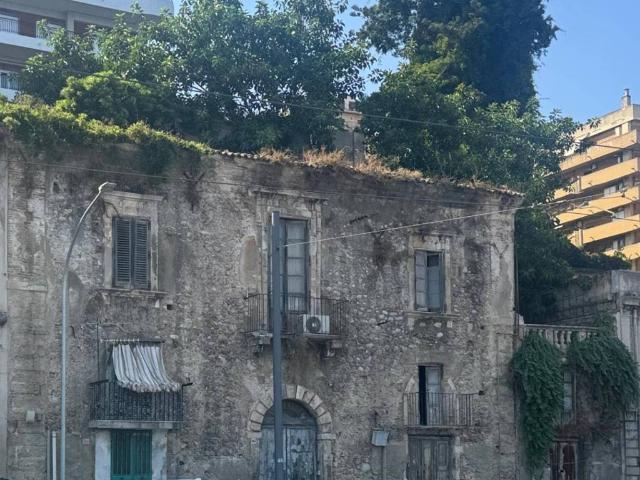 Palazzo / Stabile in vendita a Messina ME