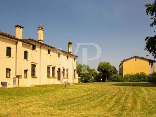 Palazzo / Stabile in vendita a Mestrino PD