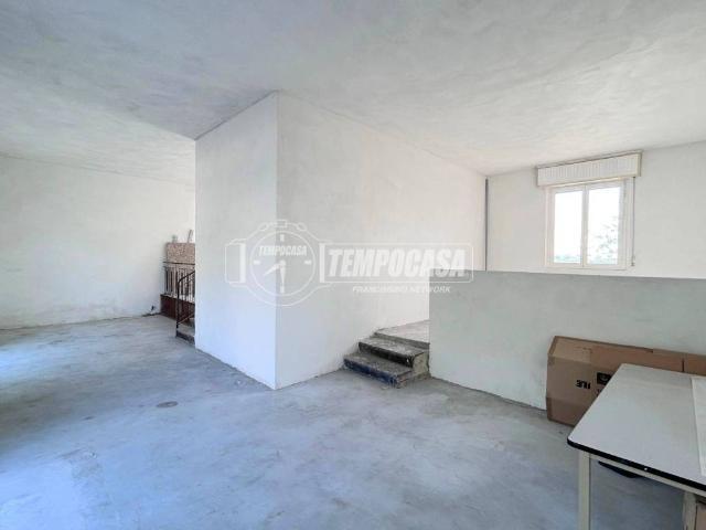 Palazzo / Stabile in vendita a Montano Lucino CO