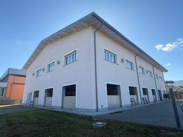Palazzo / Stabile in vendita a Monte Compatri RM