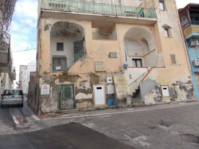 Palazzo / Stabile in vendita a Monte di Procida NA