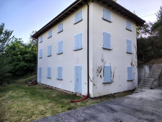 Palazzo / Stabile in vendita a Monte San Pietro BO