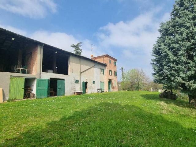 Palazzo / Stabile in vendita a Monte San Pietro BO