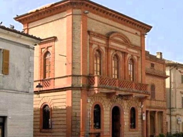 Palazzo / Stabile in vendita a Montecarotto AN